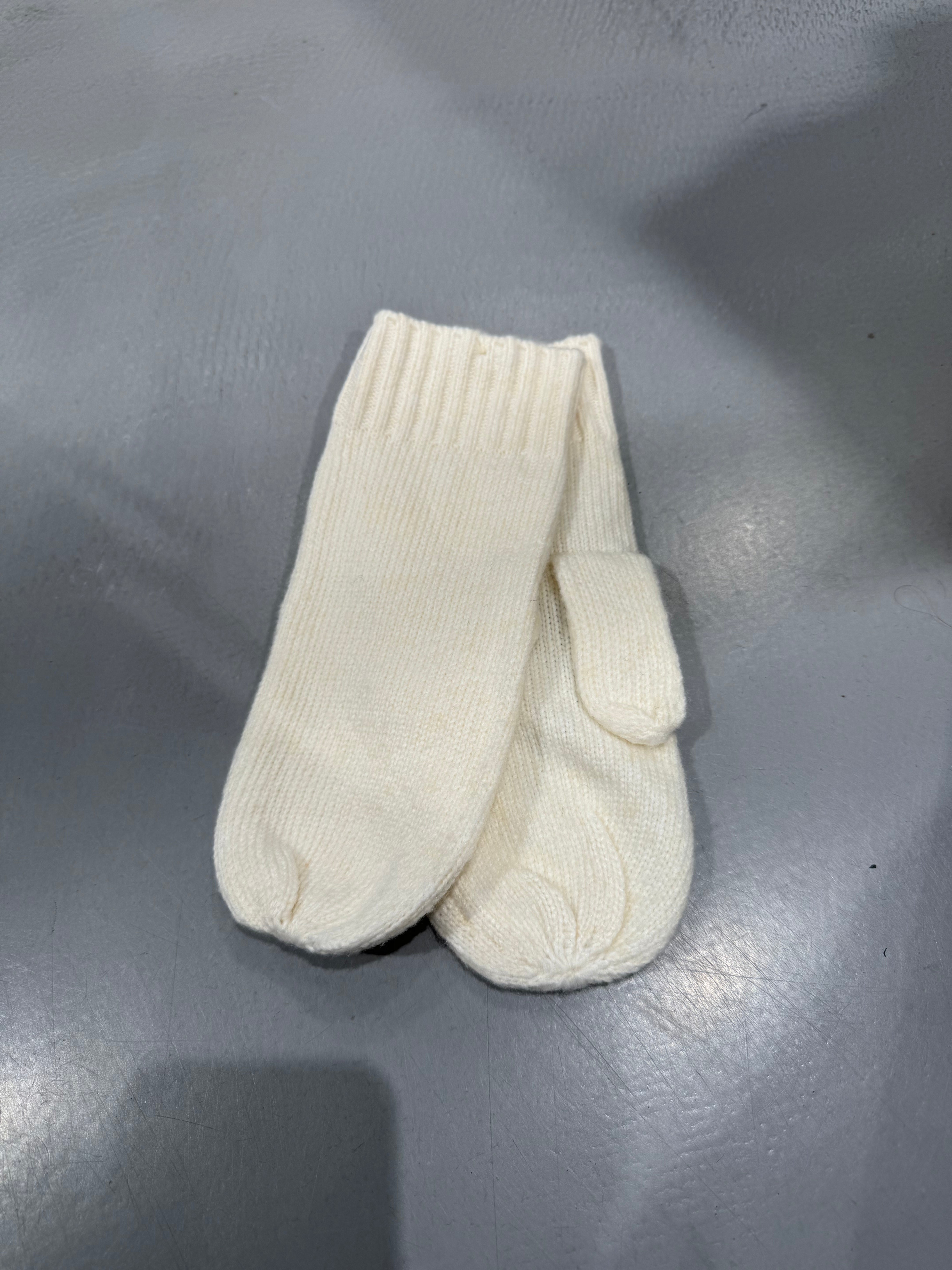 PCNYNNE Mittens - Cloud Dancer